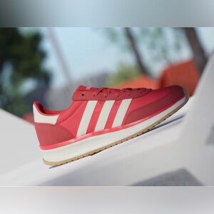 NEW ADIDAS RUN 70s 2.0 Women's 8 Pure
Ruby